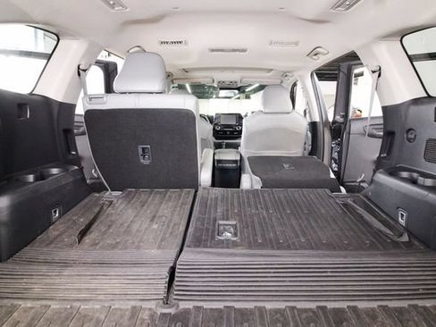 Used 2021 Toyota Highlander XLE AWD/4WD image 25