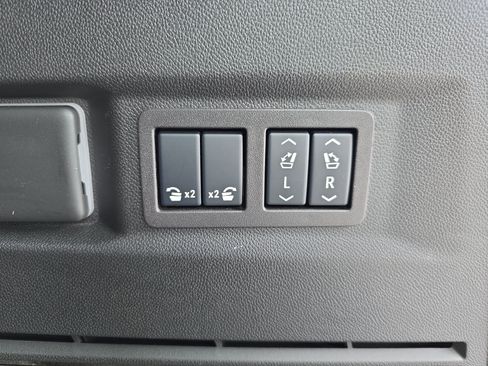 Used 2024 Chevrolet Tahoe High Country AWD/4WD image 32