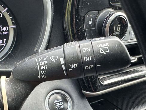 Certified 2020 Toyota Highlander XLE AWD/4WD image 34