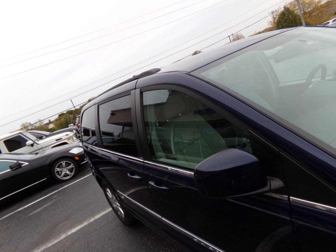 Used 2013 Chrysler Town & Country Touring FWD image 46