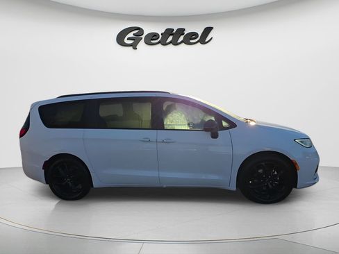 Used 2025 Chrysler Pacifica Limited FWD image 6