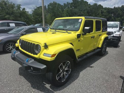 Used 2024 Jeep Wrangler Unlimited w/ Convenience Group AWD/4WD image 1
