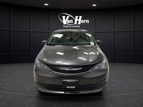 Used 2018 Chrysler Pacifica L FWD image 9