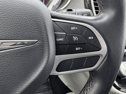 Used 2018 Chrysler Pacifica Touring-L FWD image 19