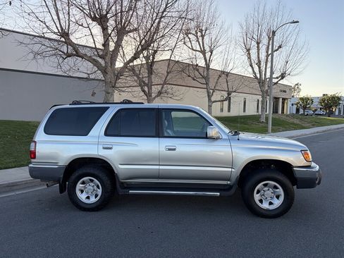 Used 2000 Toyota 4Runner SR5 image 2