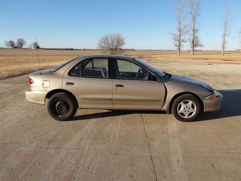 Used 2001 Chevrolet Cavalier Sedan image 7
