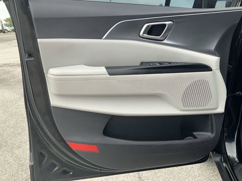 Used 2023 Kia Carnival LX image 14