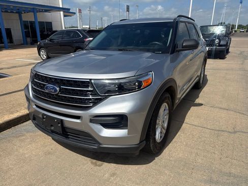 Used 2021 Ford Explorer XLT RWD image 3