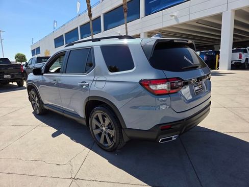 Used 2025 Honda Pilot Sport image 4