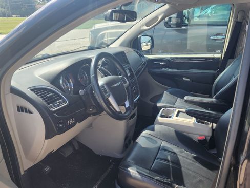 Used 2012 Chrysler Town & Country Touring-L w/ Entertainment Group #2 FWD image 9