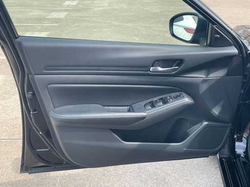 Used 2025 Nissan Altima 2.5 SV image 18