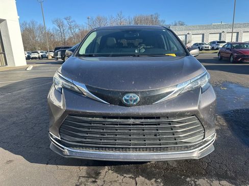 Used 2021 Toyota Sienna XLE image 11
