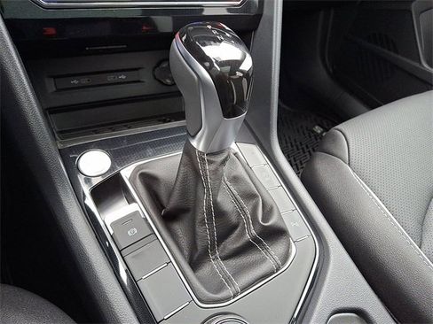 New 2026 Volkswagen Taos SEL image 8