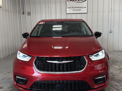 Used 2024 Chrysler Pacifica Touring-L FWD image 15