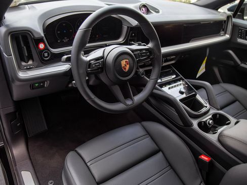 Certified 2024 Porsche Cayenne S AWD/4WD image 4