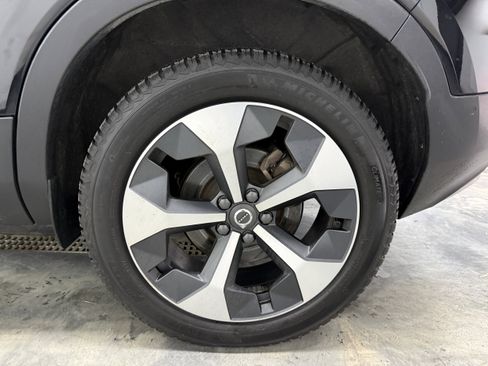 Used 2024 Volvo XC40 B5 Plus image 28