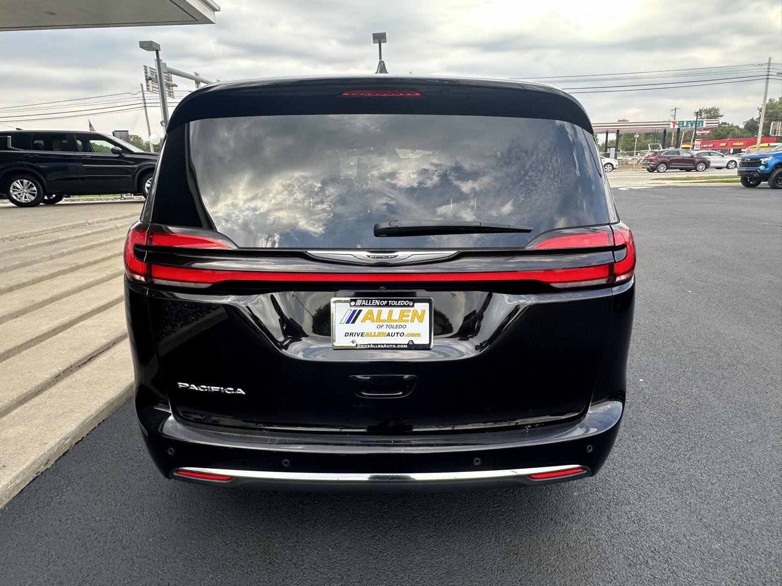 Used 2025 Chrysler Pacifica Select FWD image 11
