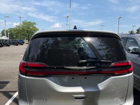 Used 2024 Chrysler Pacifica Limited FWD image 5