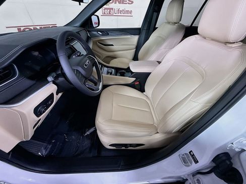 Used 2025 Jeep Grand Cherokee Limited image 25