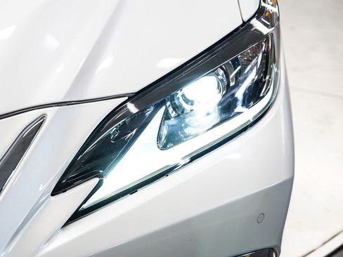 Used 2025 Lexus ES 300h w/ Premium Package FWD image 7