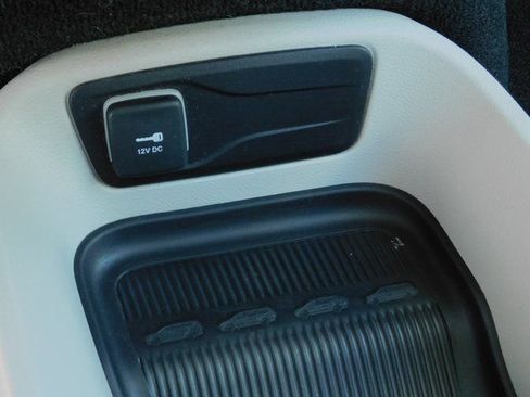 Used 2024 Chrysler Pacifica Select image 13