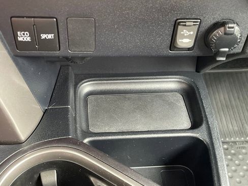 Used 2018 Toyota RAV4 LE AWD/4WD image 20