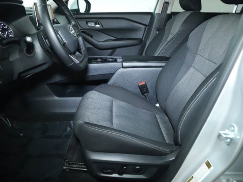 Used 2025 Nissan Rogue SV image 18