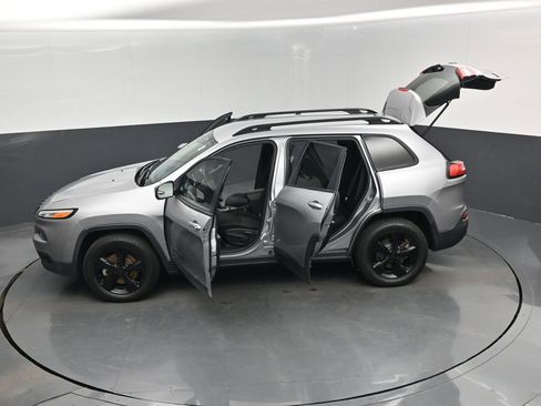 Used 2016 Jeep Cherokee Latitude AWD/4WD image 17