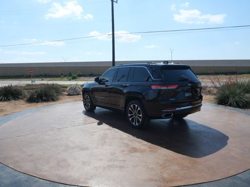 Used 2022 Jeep Grand Cherokee Overland w/ Luxury Tech Group IV image 4