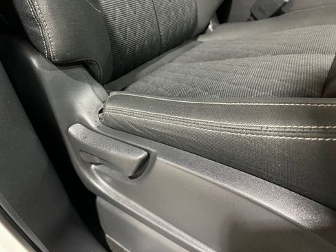 Used 2018 Nissan Titan SV image 15