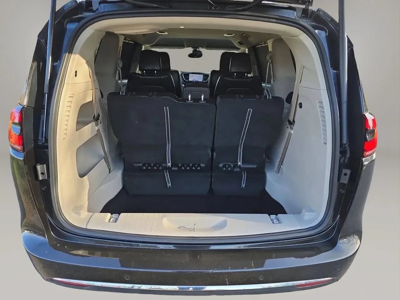 Used 2023 Chrysler Pacifica Touring-L FWD image 21