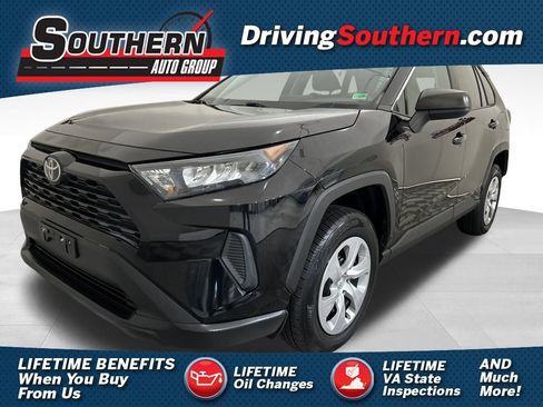 Used 2021 Toyota RAV4 LE image 1