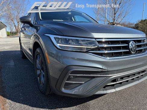 Used 2022 Volkswagen Tiguan SE w/ Panoramic Sunroof Package image 28
