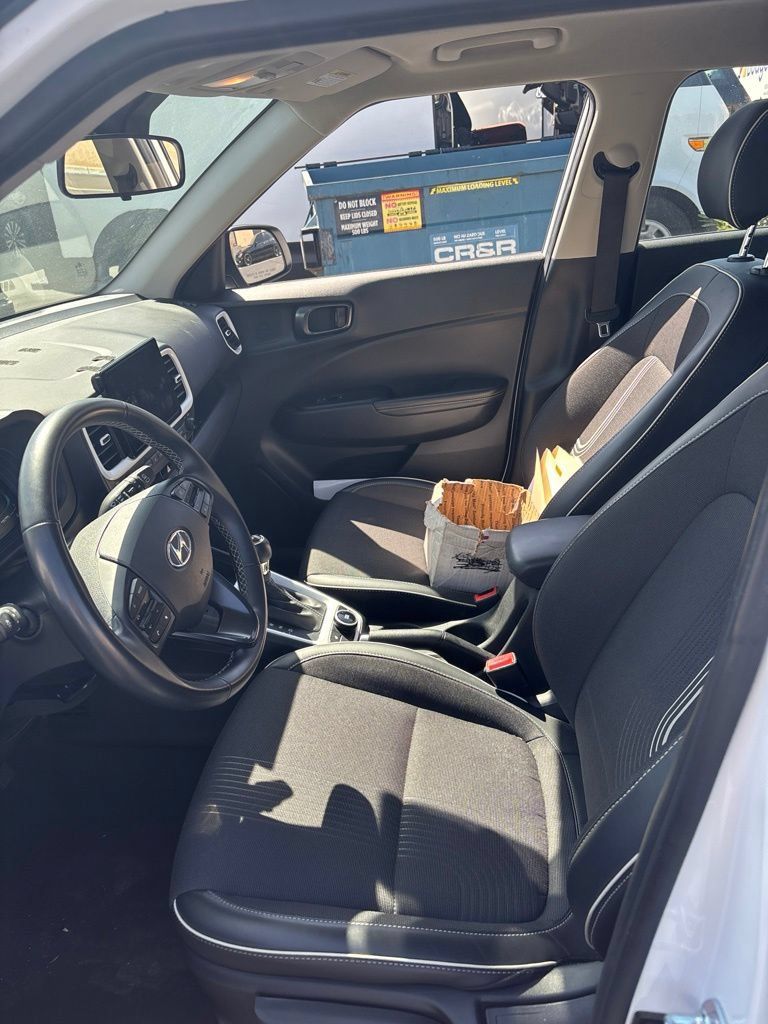 Used 2025 Hyundai Venue Limited FWD image 9