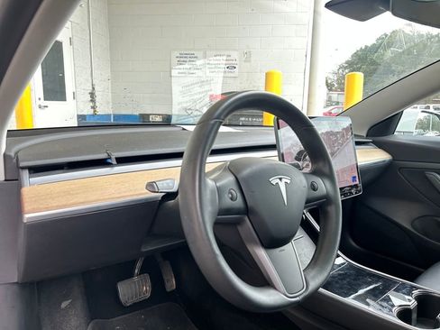 Used 2020 Tesla Model 3 Standard Range Plus image 8