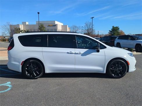 New 2026 Chrysler Pacifica Limited w/ S Appearance Package image 3