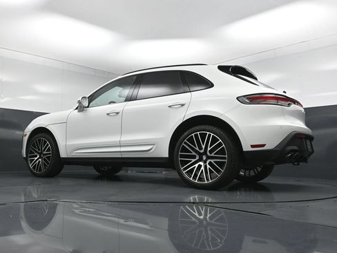 Certified 2025 Porsche Macan AWD/4WD image 24