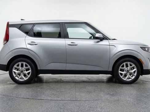 Used 2025 Kia Soul LX w/ LX Technology Package image 11