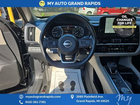 Used 2022 Nissan Pathfinder SL AWD/4WD image 12