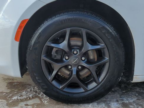 Used 2019 Chrysler Pacifica Limited w/ S Appearance Package image 17