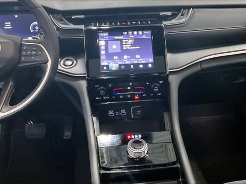 Used 2023 Jeep Grand Cherokee L Laredo image 9