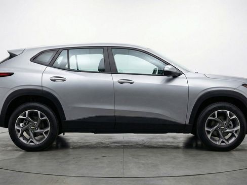 Used 2025 Chevrolet Trax LT FWD image 11