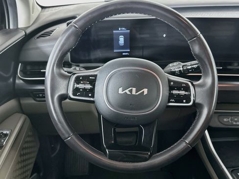Used 2025 Kia Carnival FWD image 18