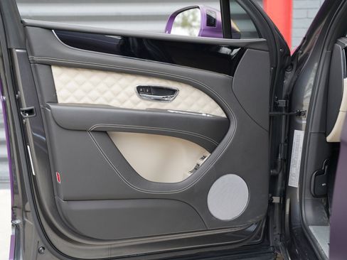 Used 2021 Bentley Bentayga V8 image 11