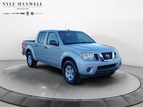 Used 2014 Nissan Frontier SV image 2