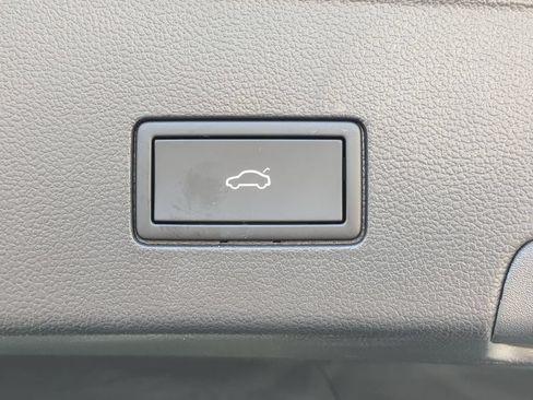 Used 2025 Volkswagen Atlas Cross Sport SEL AWD/4WD image 9