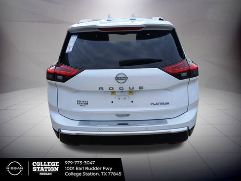Used 2025 Nissan Rogue Platinum w/ Tech Package image 3