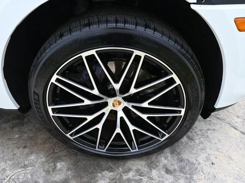Used 2026 Porsche Macan AWD/4WD image 11