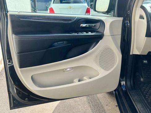 Used 2014 Chrysler Town & Country Touring FWD image 12