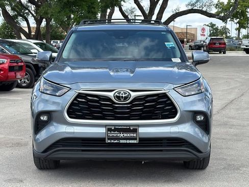 Used 2022 Toyota Highlander LE FWD image 2